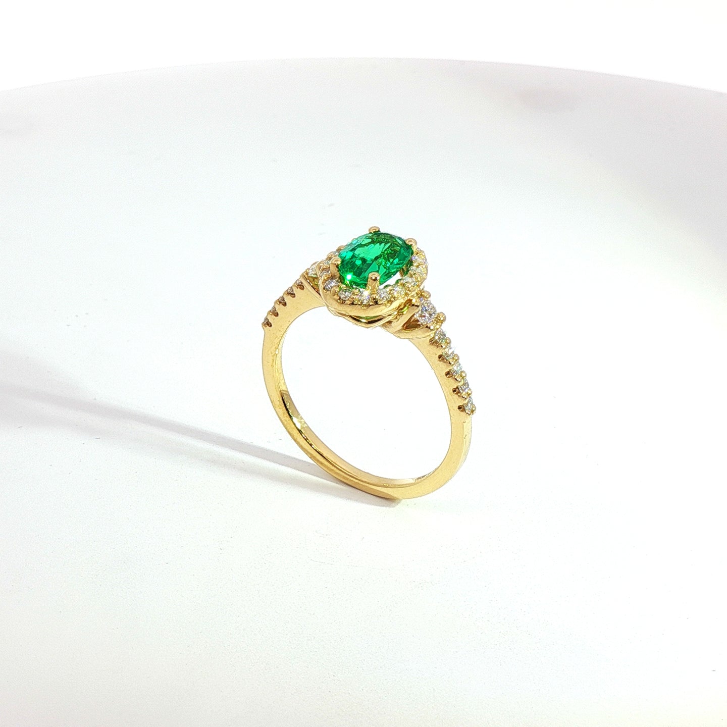 Anello in oro giallo con smeraldo Lab-Grown taglio ovale e diamanti Lab-Grown taglio ovale.