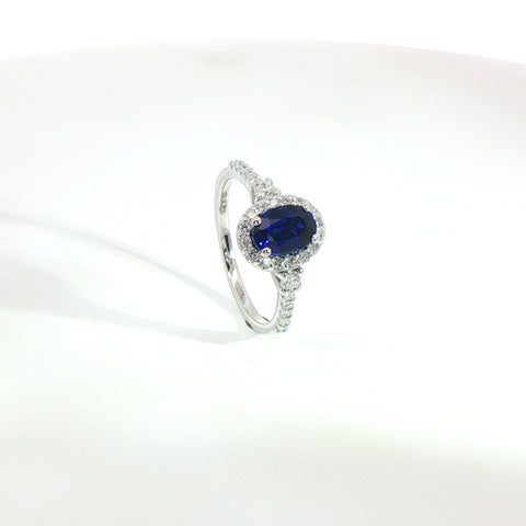Anello in oro bianco con zaffiro Lab-Grown taglio ovale e diamanti Lab-Grown taglio brillante.