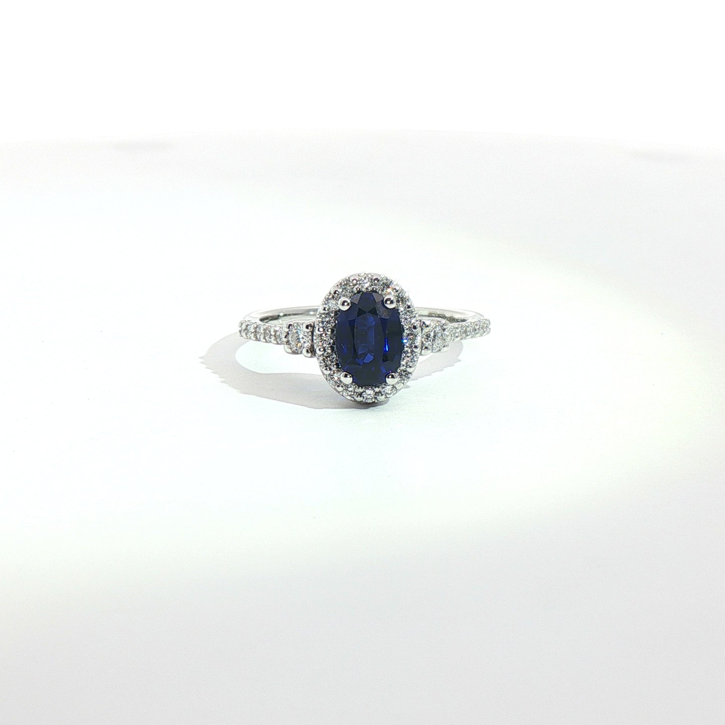 Anello in oro bianco con zaffiro Lab-Grown taglio ovale e diamanti Lab-Grown taglio brillante.