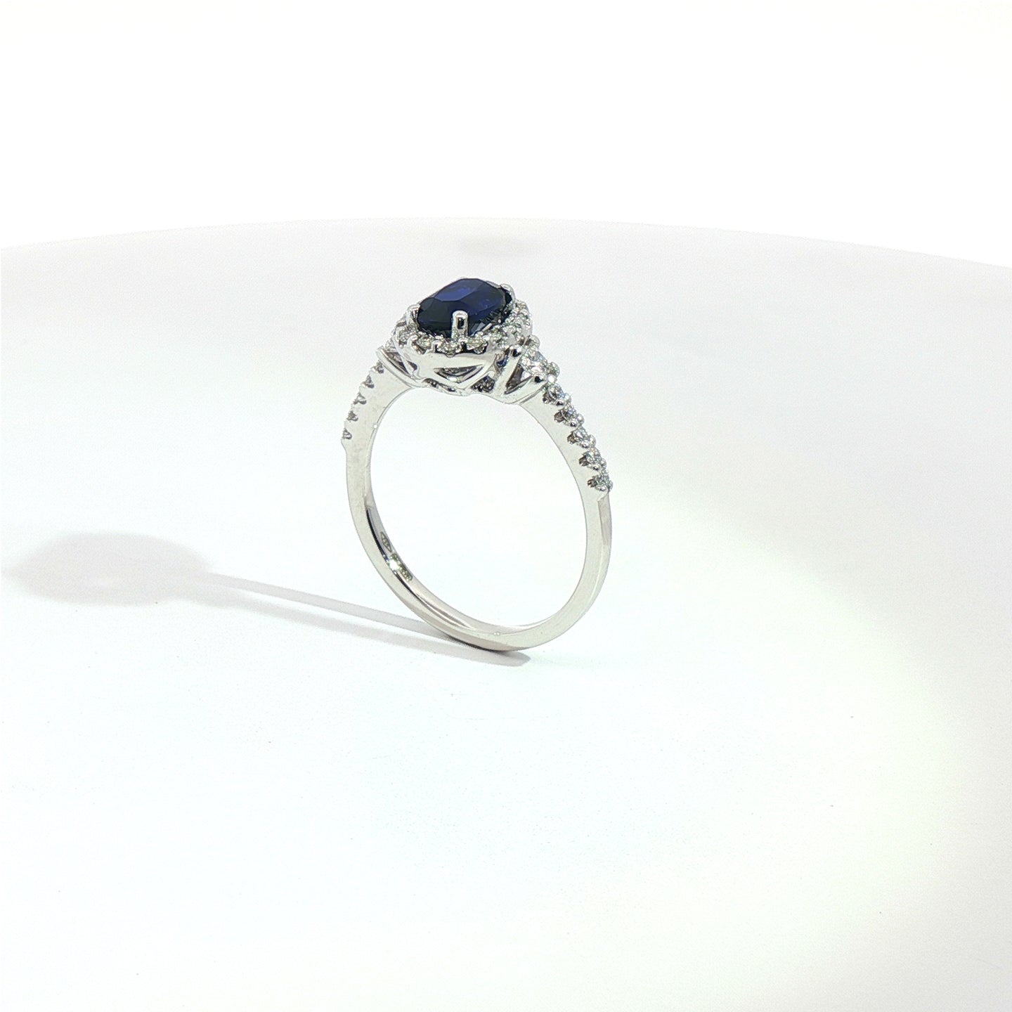 Anello in oro bianco con zaffiro Lab-Grown taglio ovale e diamanti Lab-Grown taglio brillante.