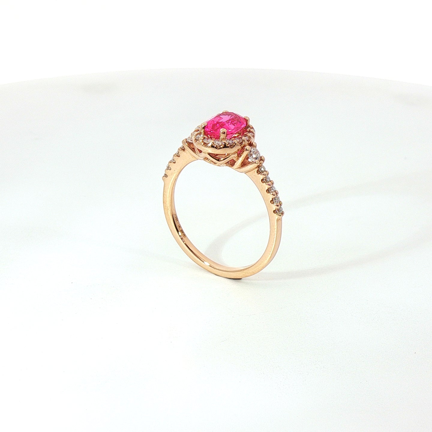 Anello in oro rosa con zaffiro rosa Lab-Grown taglio ovale e diamanti Lab-Grown taglio brillante.