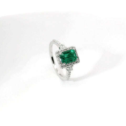 Anello in oro bianco con smeraldo Lab-Grown e diamanti Lab-grown taglio Brillante.