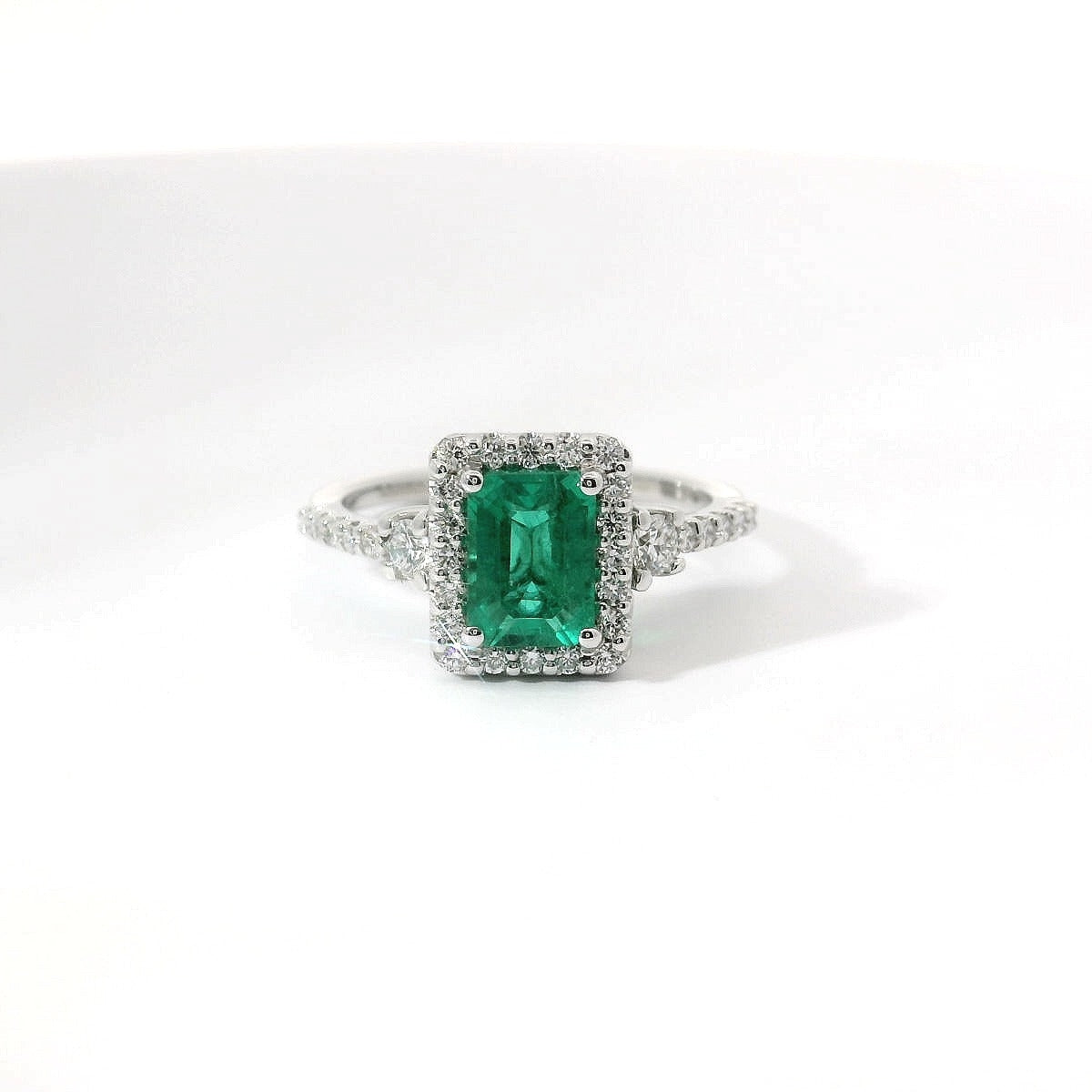 Anello in oro bianco con smeraldo Lab-Grown e diamanti Lab-grown taglio Brillante.