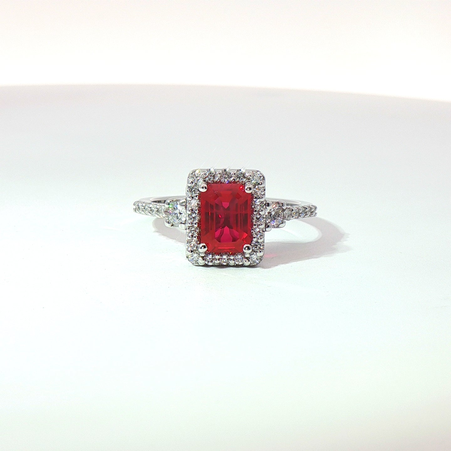 Anello in oro bianco con rubino Lab-Grown e diamanti Lab-Grown taglio brillante.