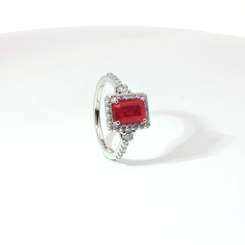Anello in oro bianco con rubino Lab-Grown e diamanti Lab-Grown taglio brillante.