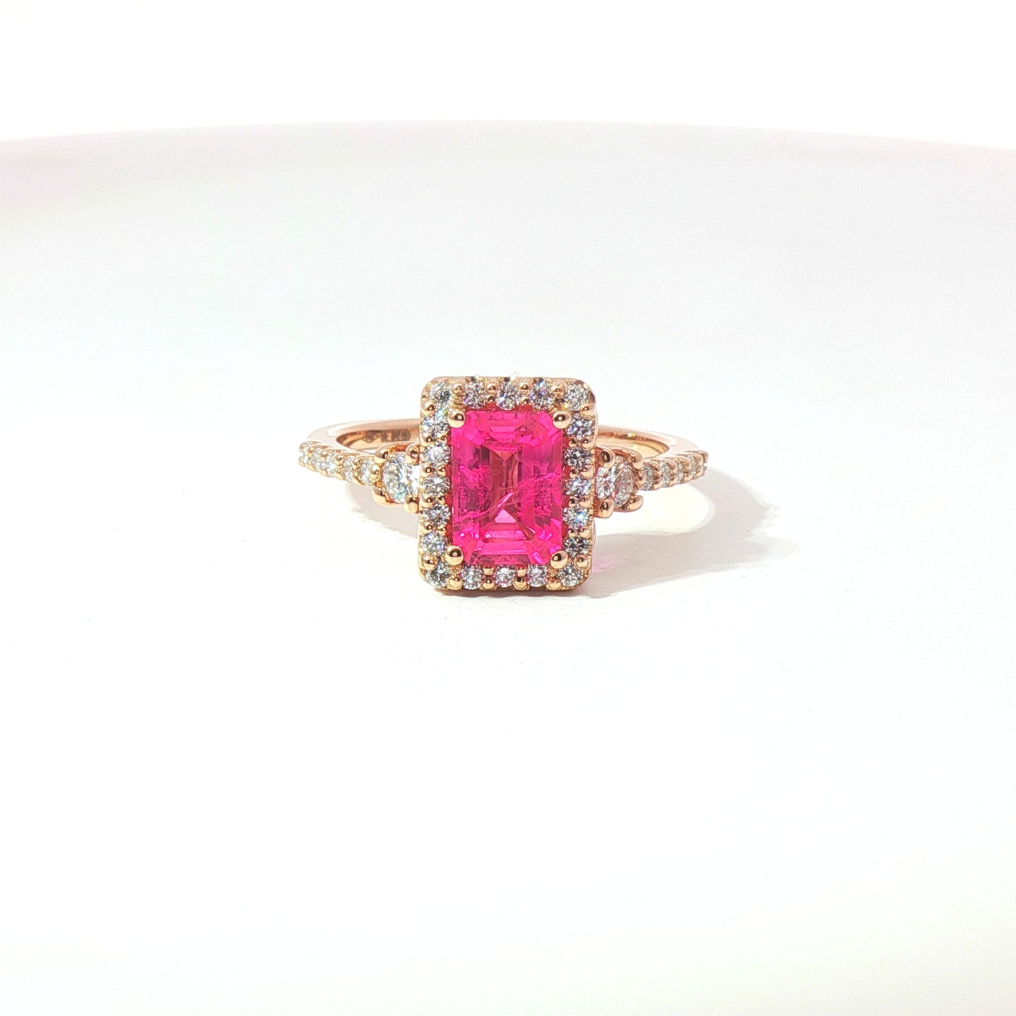 Anello in oro rosa con zaffiro rosa Lab-Grown taglio smeraldo e diamanti Lab-Grown taglio brillante.