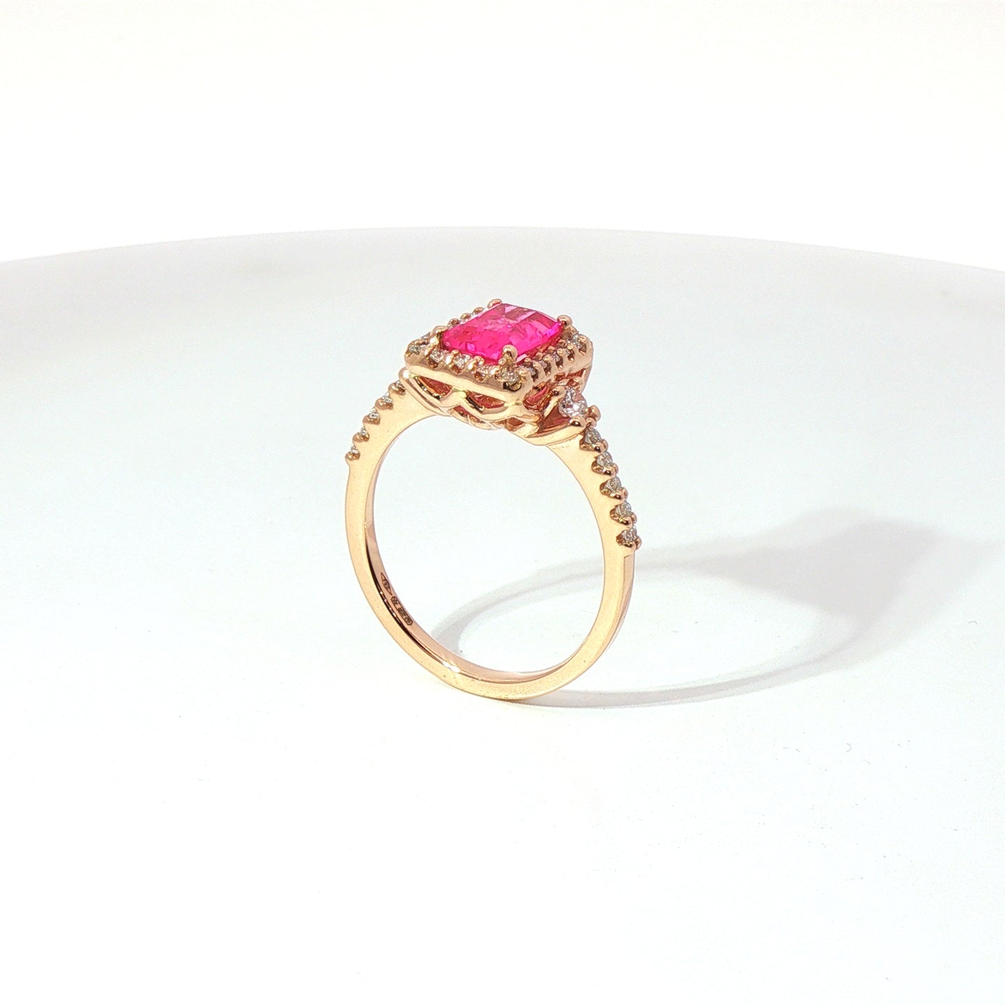 Anello in oro rosa con zaffiro rosa Lab-Grown taglio smeraldo e diamanti Lab-Grown taglio brillante.