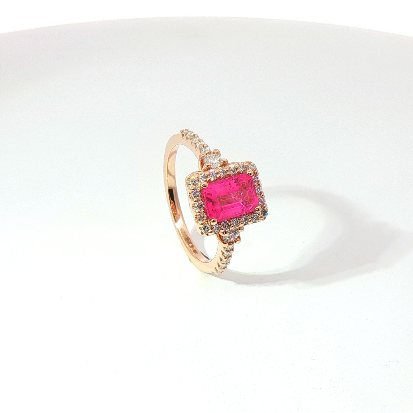 Anello in oro rosa con zaffiro rosa Lab-Grown taglio smeraldo e diamanti Lab-Grown taglio brillante.