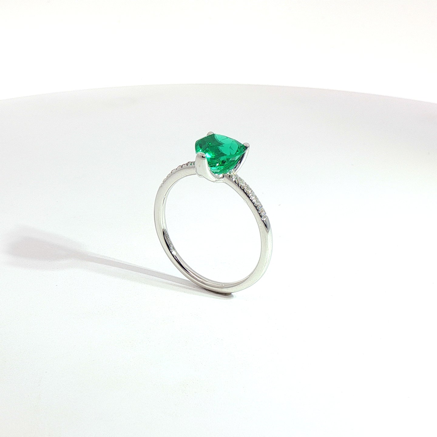 Solitario in oro bianco con smeraldo Lab-Grown taglio cuore e diamanti lab-grown taglio brillante.