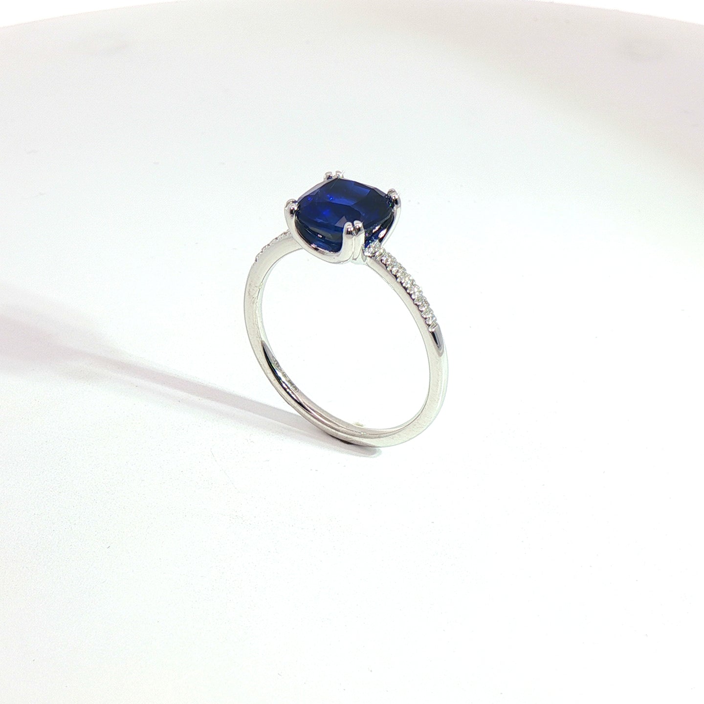 Solitario in oro bianco con zaffiro Lab-Grown taglio cuscino e diamanti Lab-Grown taglio brillante.