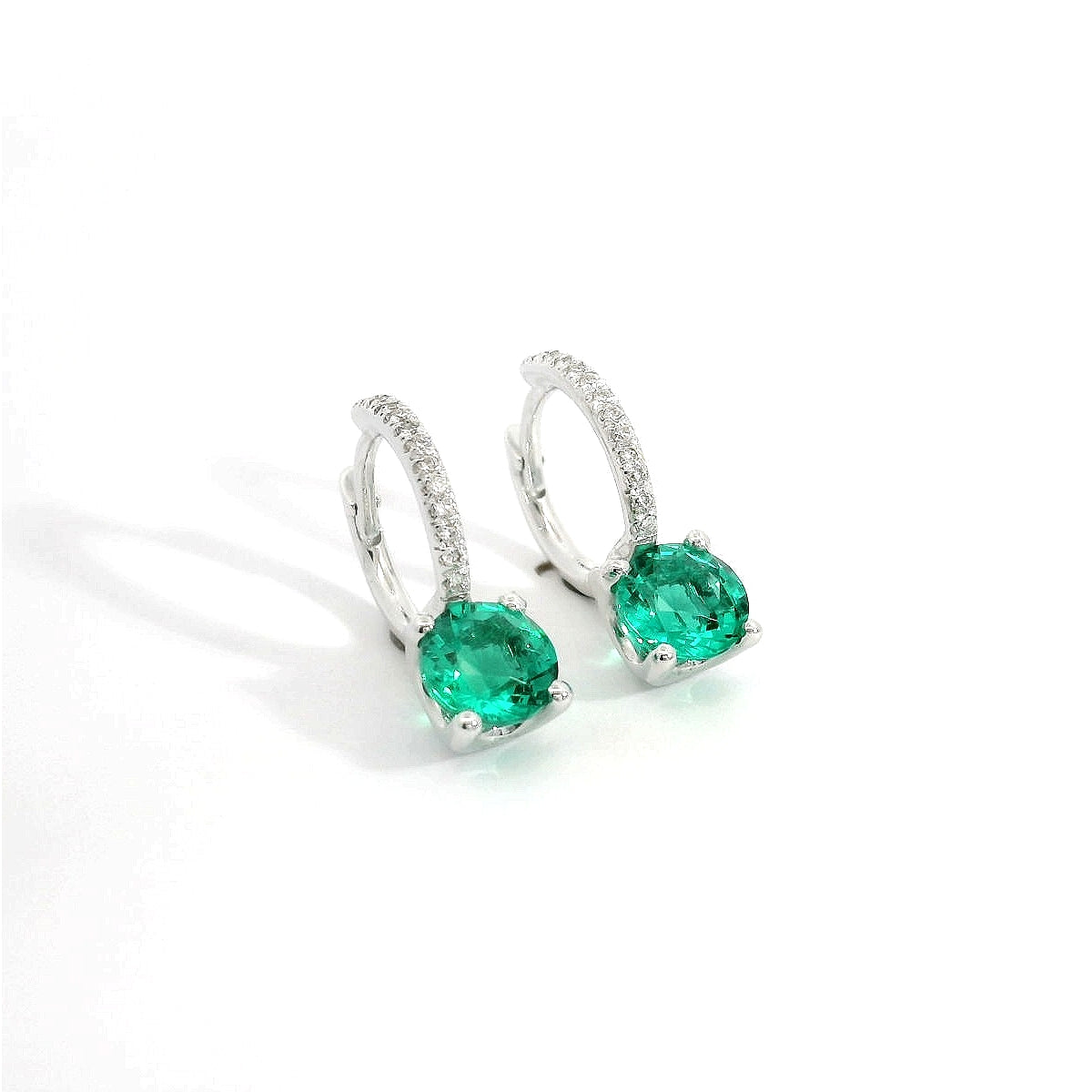 Orecchini a cerchio in oro bianco con smeraldi Lab-Grown e diamanti Lab-Grown taglio brillante.