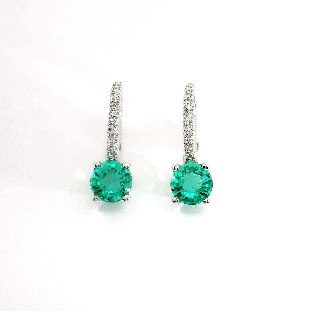 Orecchini a cerchio in oro bianco con smeraldi Lab-Grown e diamanti Lab-Grown taglio brillante.