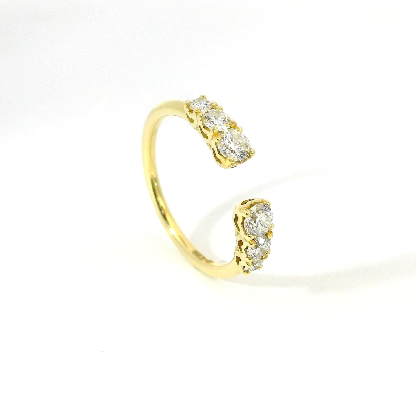 Fedina aperta a gradazione in oro giallo con diamanti lab-grown taglio brillante, 0,60 carati.