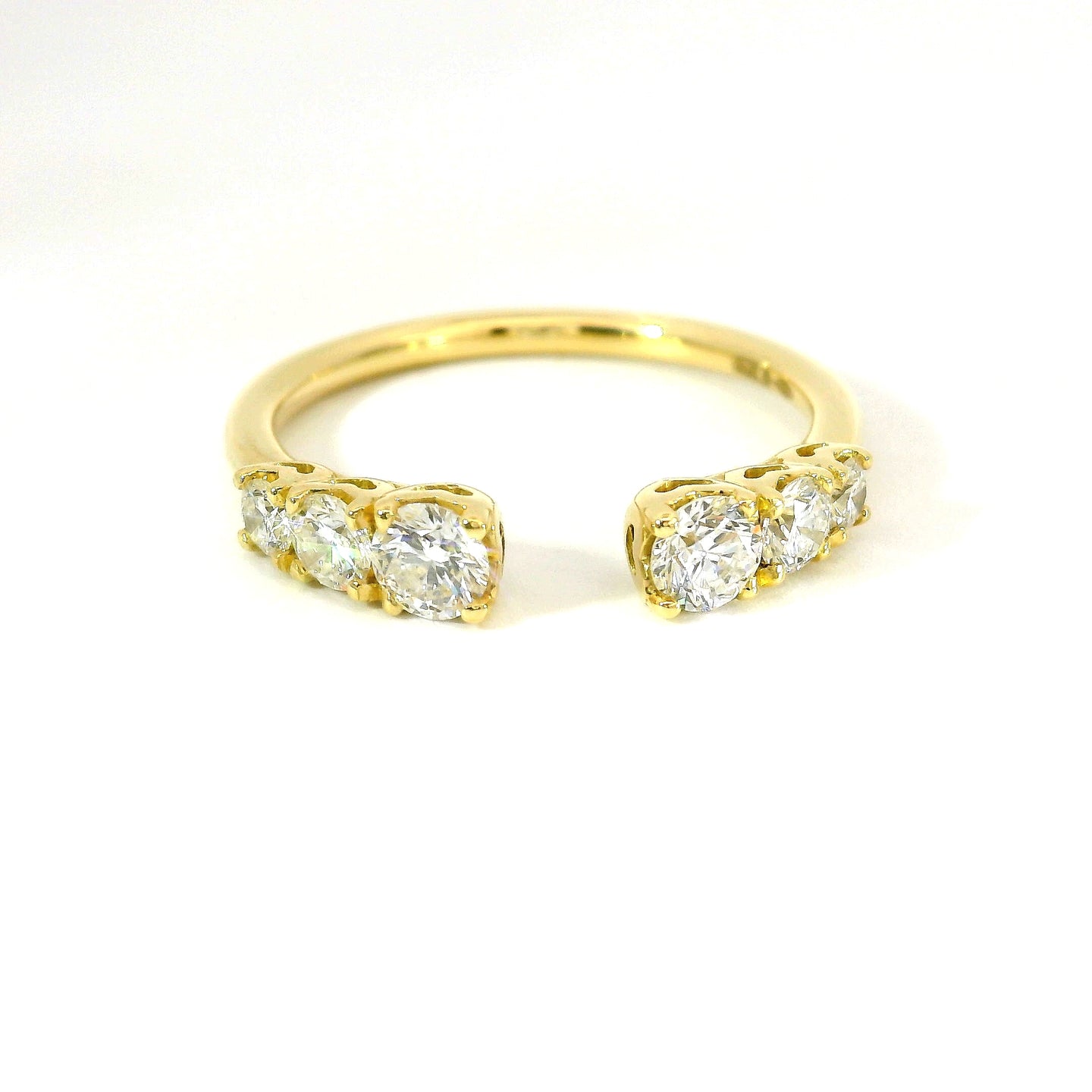 Fedina aperta a gradazione in oro giallo con diamanti lab-grown taglio brillante, 0,60 carati.