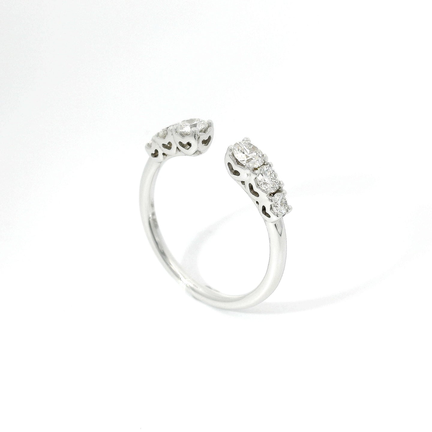 Fedina aperta a gradazione in oro bianco con diamanti lab-grown taglio brillante, 0,60 carati.