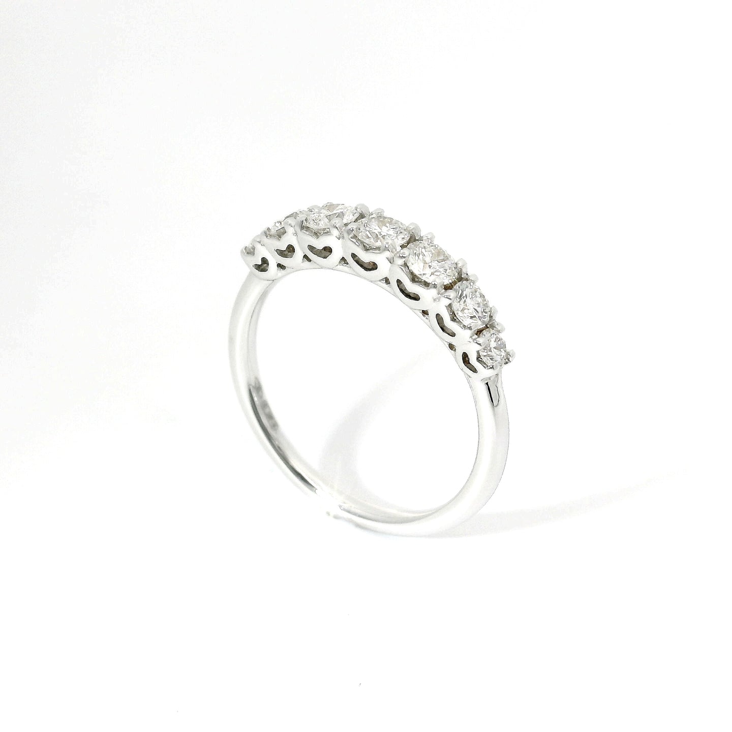 Fedina a gradazione con castoni a cuore in oro bianco con diamanti lab-grown taglio brillante, 0,67 carati.