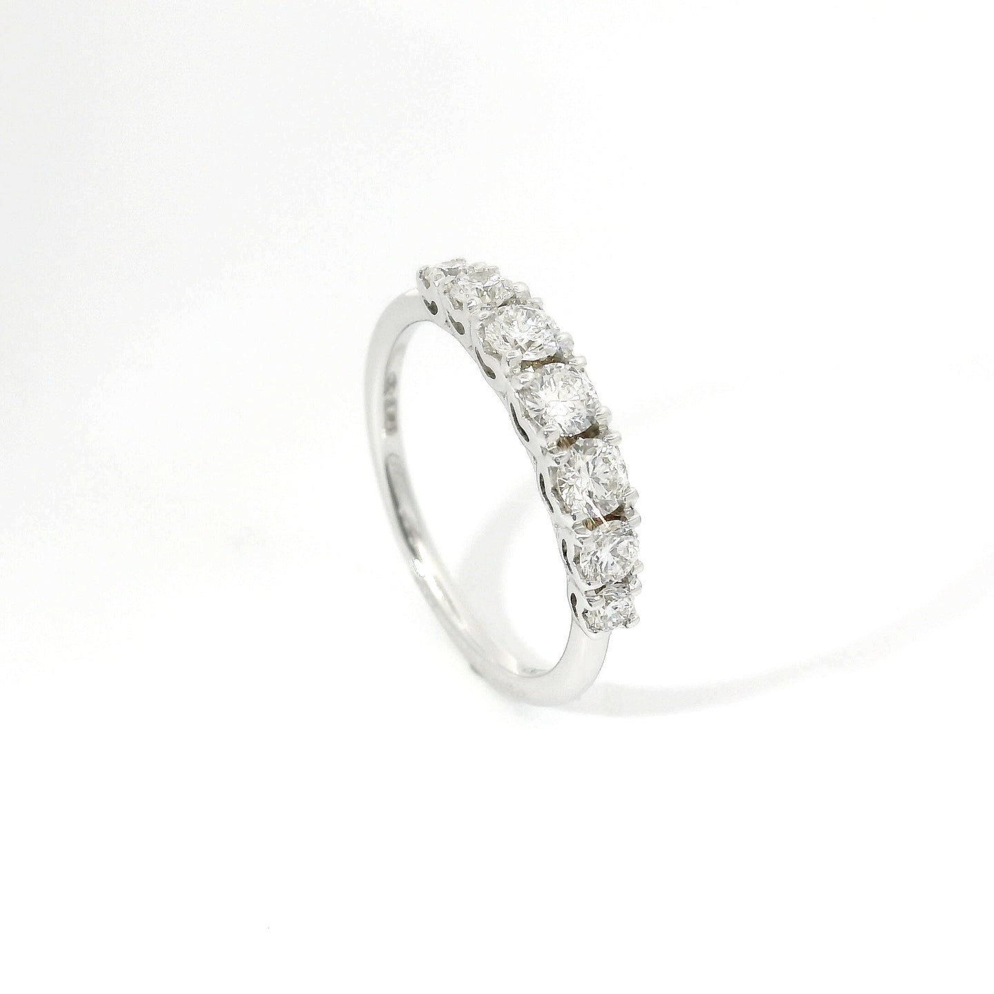 Fedina a gradazione con castoni a cuore in oro bianco con diamanti lab-grown taglio brillante, 0,67 carati.