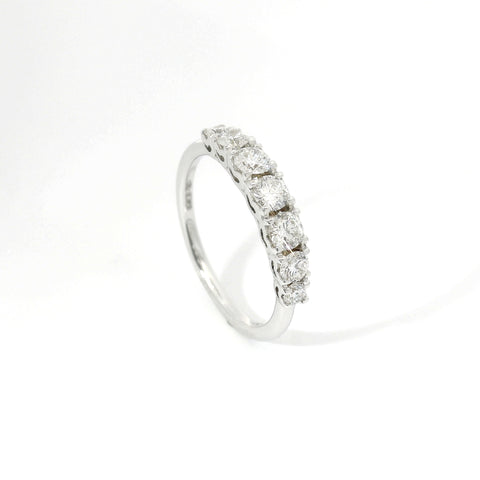 Fedina a gradazione con castoni a cuore in oro bianco con diamanti lab-grown taglio brillante, 0,67 carati.