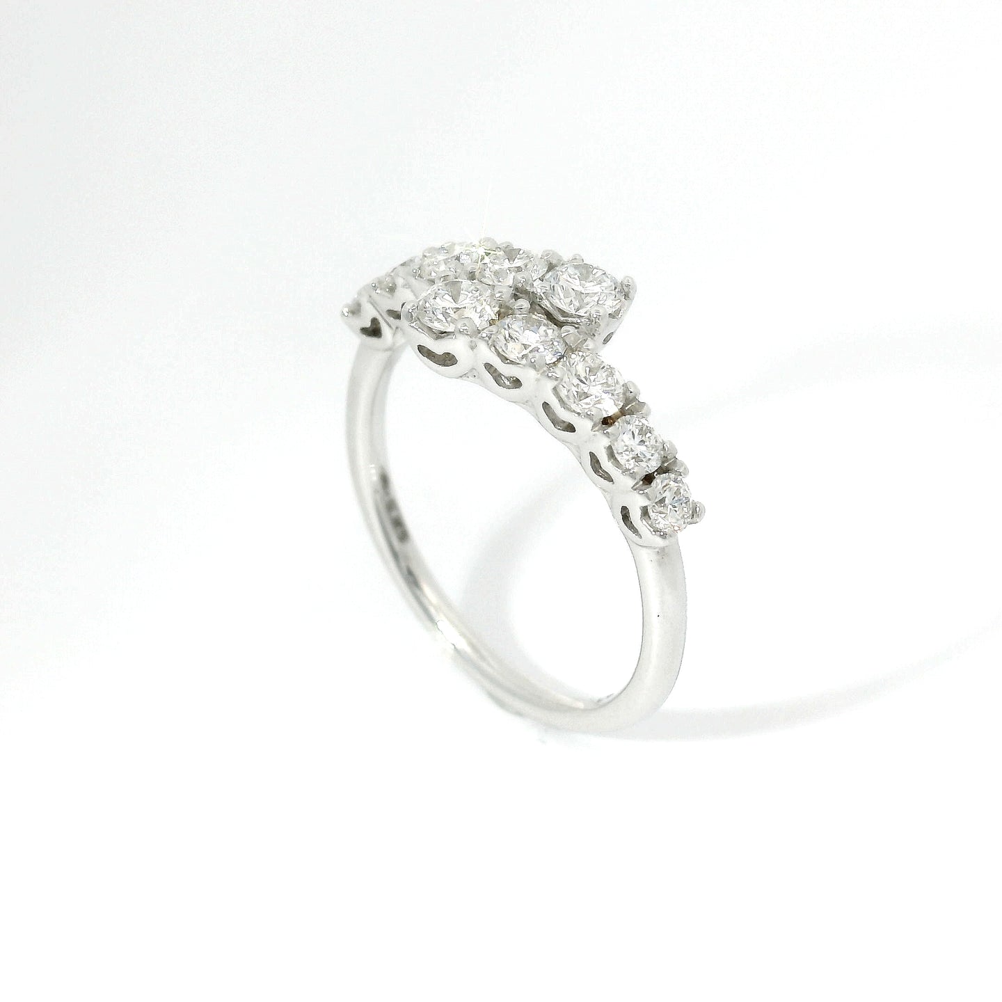 Anello a gradazione contrariè aperto in oro bianco diamanti lab-grown taglio brillante, 0,82 carati.