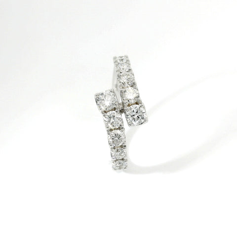 Anello a gradazione contrariè aperto in oro bianco diamanti lab-grown taglio brillante, 0,82 carati.