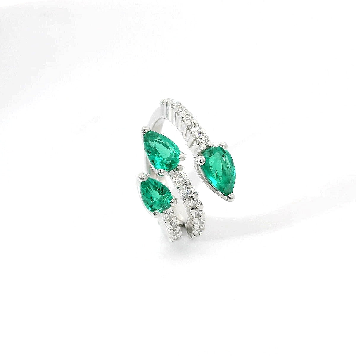 Anello in oro bianco con smeraldi Lab-Grown taglio goccia e diamanti Lab-Grown taglio brillante.