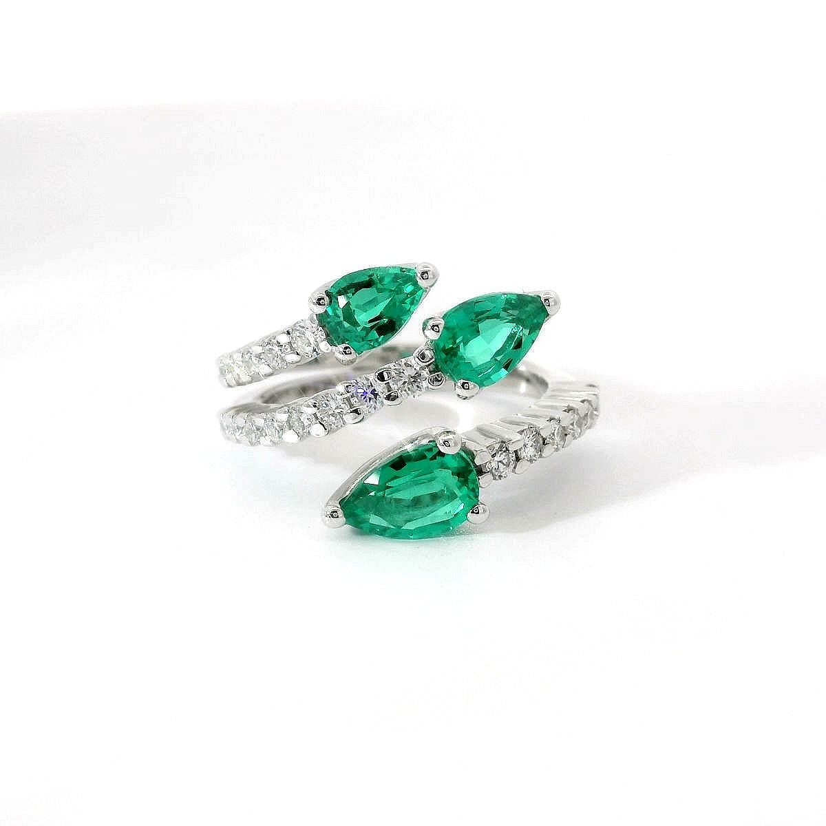 Anello in oro bianco con smeraldi Lab-Grown taglio goccia e diamanti Lab-Grown taglio brillante.
