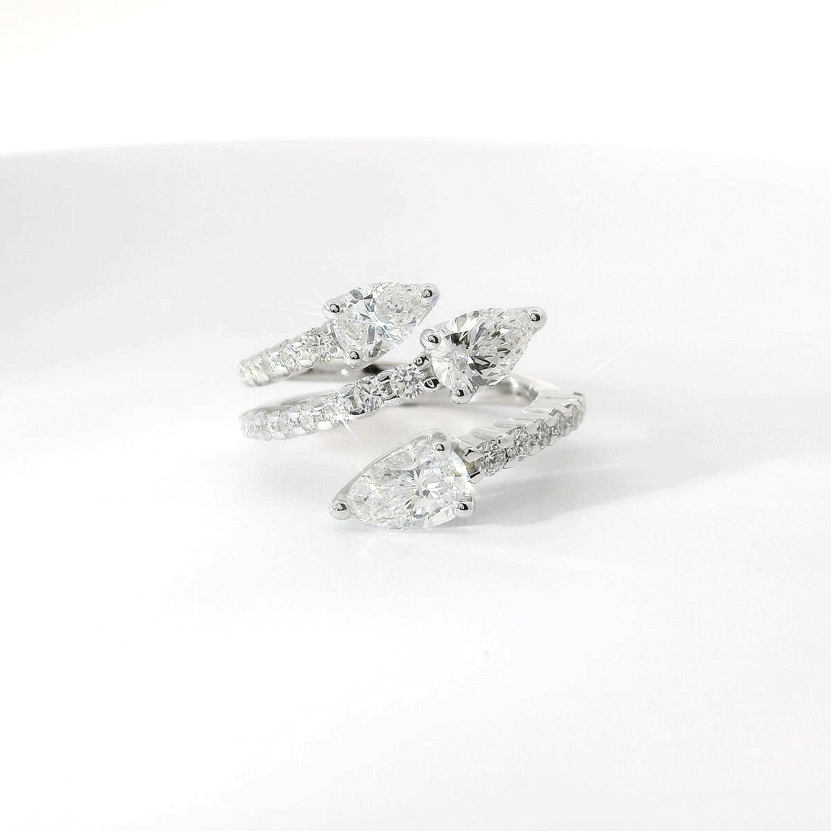 Anello in oro bianco con diamanti Lab-Grown taglio goccia e brillante, 2,14 carati.