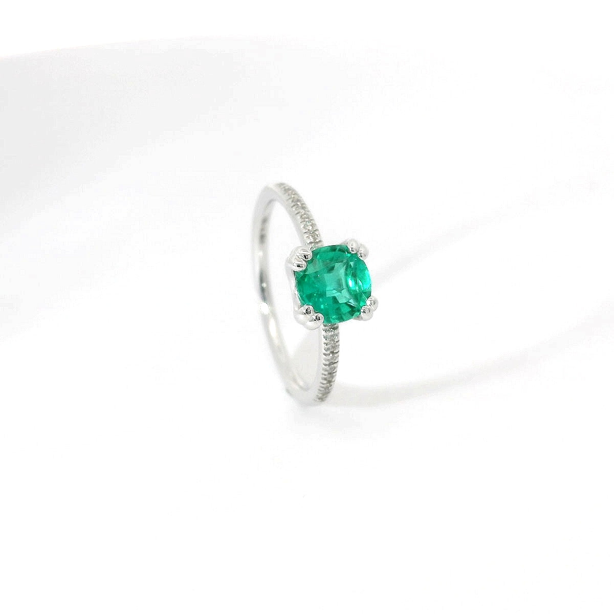 Anello in oro bianco con smeraldo Lab-Grown e diamanti Lab-Grown taglio brillante.