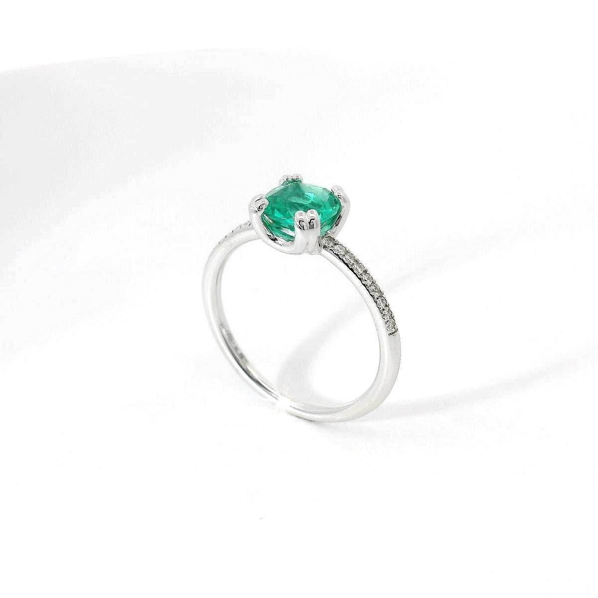 Anello in oro bianco con smeraldo Lab-Grown e diamanti Lab-Grown taglio brillante.