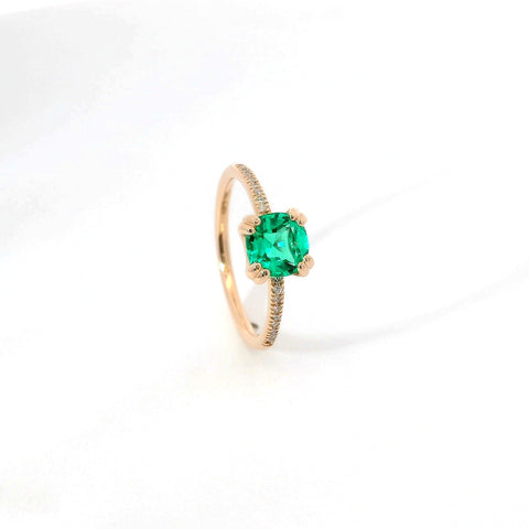 Anello in oro rosa con smeraldo Lab-Grown e diamanti Lab-Grown taglio brillante.