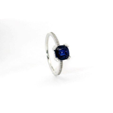 Anello in oro bianco con zaffiro Lab-Grown e diamanti Lab-Grown taglio brillante.