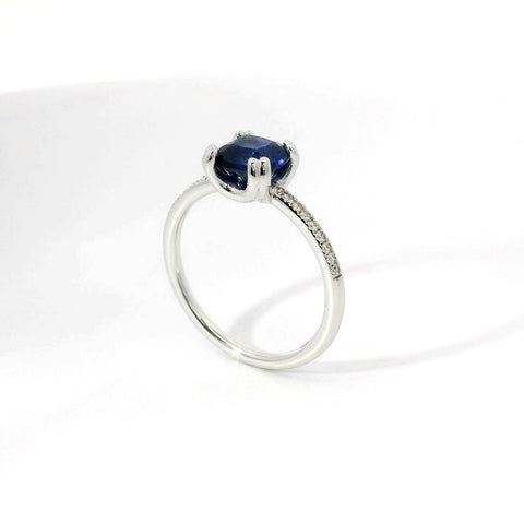 Anello in oro bianco con zaffiro Lab-Grown e diamanti Lab-Grown taglio brillante.