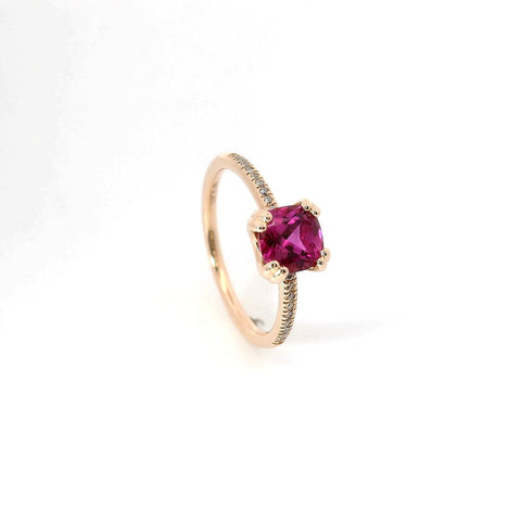 Anello in oro rosa con zaffiro rosa Lab-Grown e diamanti Lab-Grown taglio brillante.
