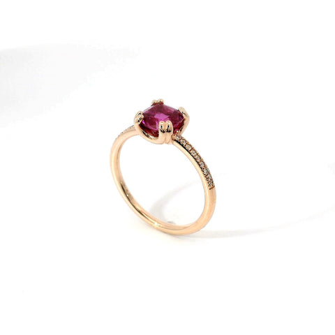 Anello in oro rosa con zaffiro rosa Lab-Grown e diamanti Lab-Grown taglio brillante.