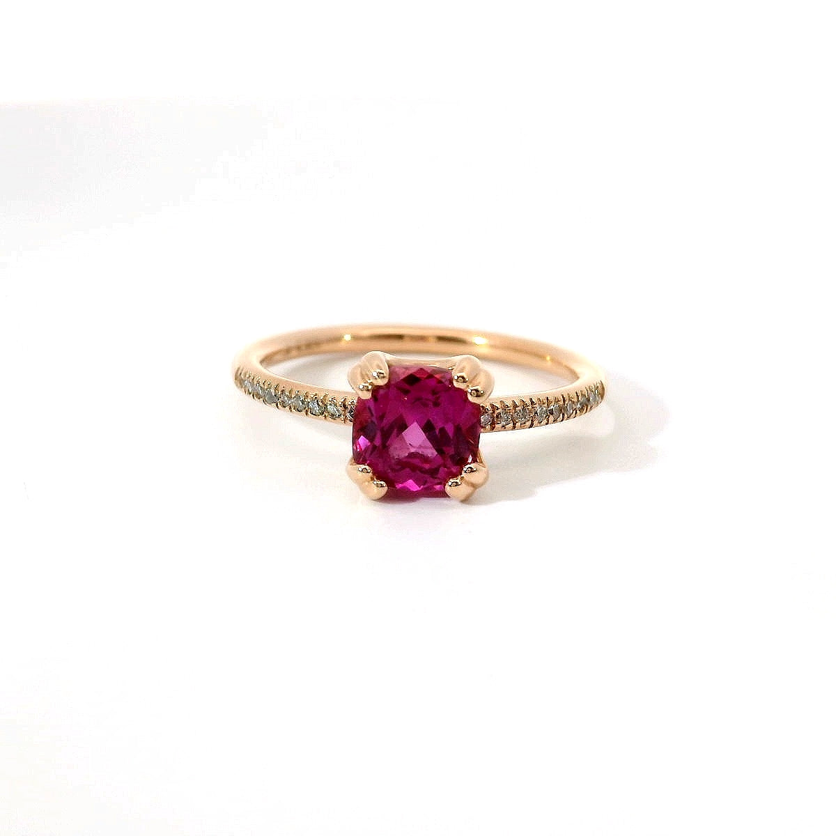 Anello in oro rosa con zaffiro rosa Lab-Grown e diamanti Lab-Grown taglio brillante.