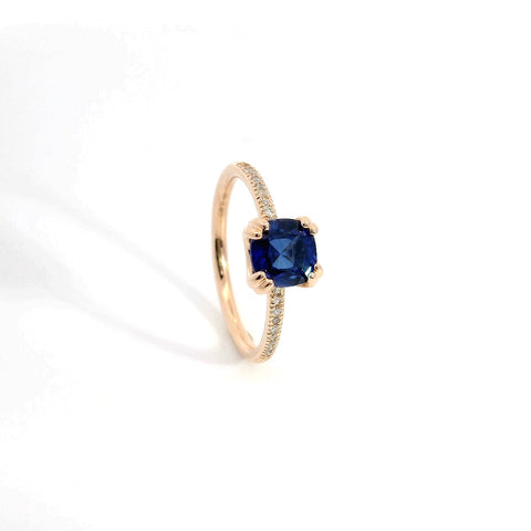 Anello in oro rosa con zaffiro Lab-Grown e diamanti Lab-Grown taglio brillante.
