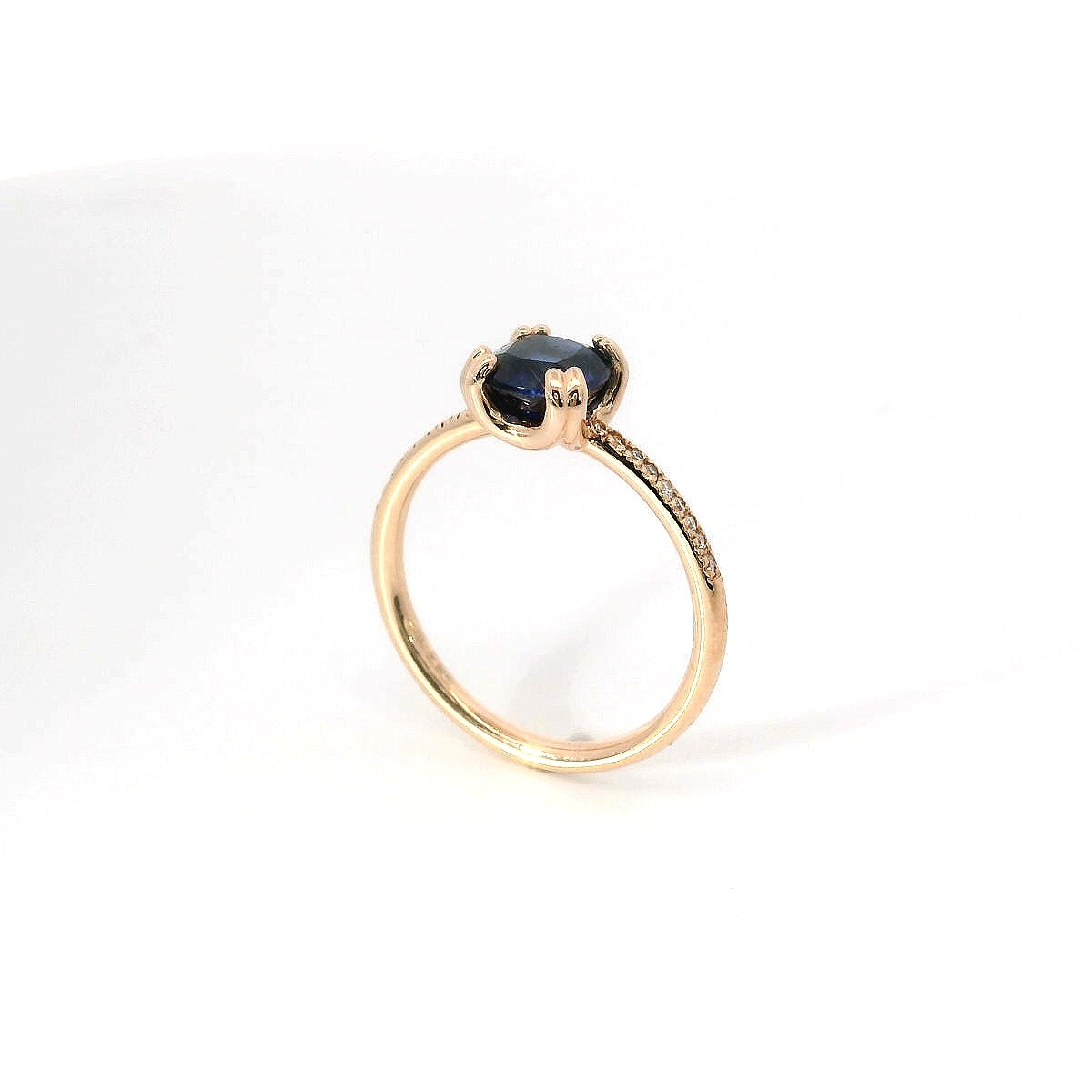 Anello in oro rosa con zaffiro Lab-Grown e diamanti Lab-Grown taglio brillante.