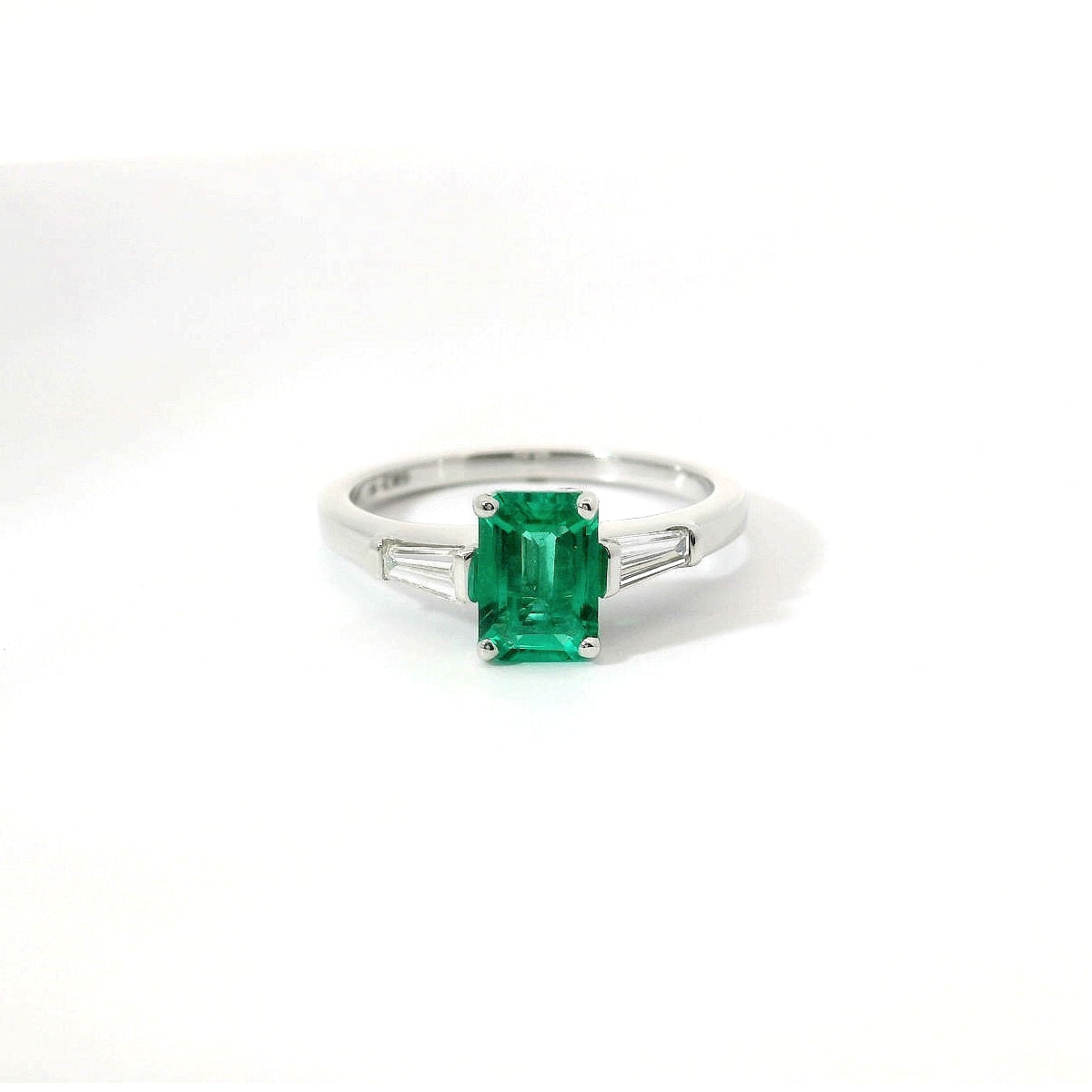 Anello in oro bianco e smeraldo Lab-Grown e diamanti Lab-Grown taglio taper.