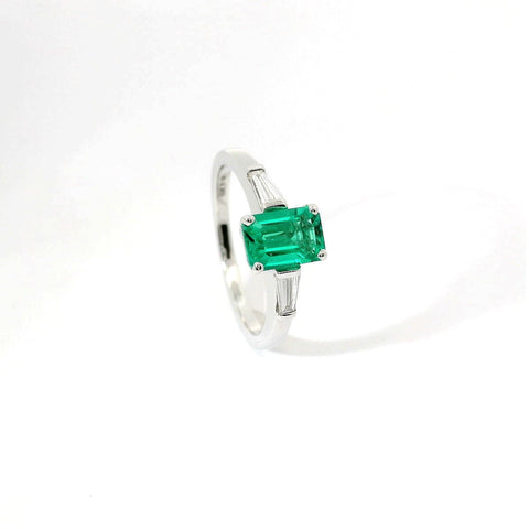 Anello in oro bianco e smeraldo Lab-Grown e diamanti Lab-Grown taglio taper.