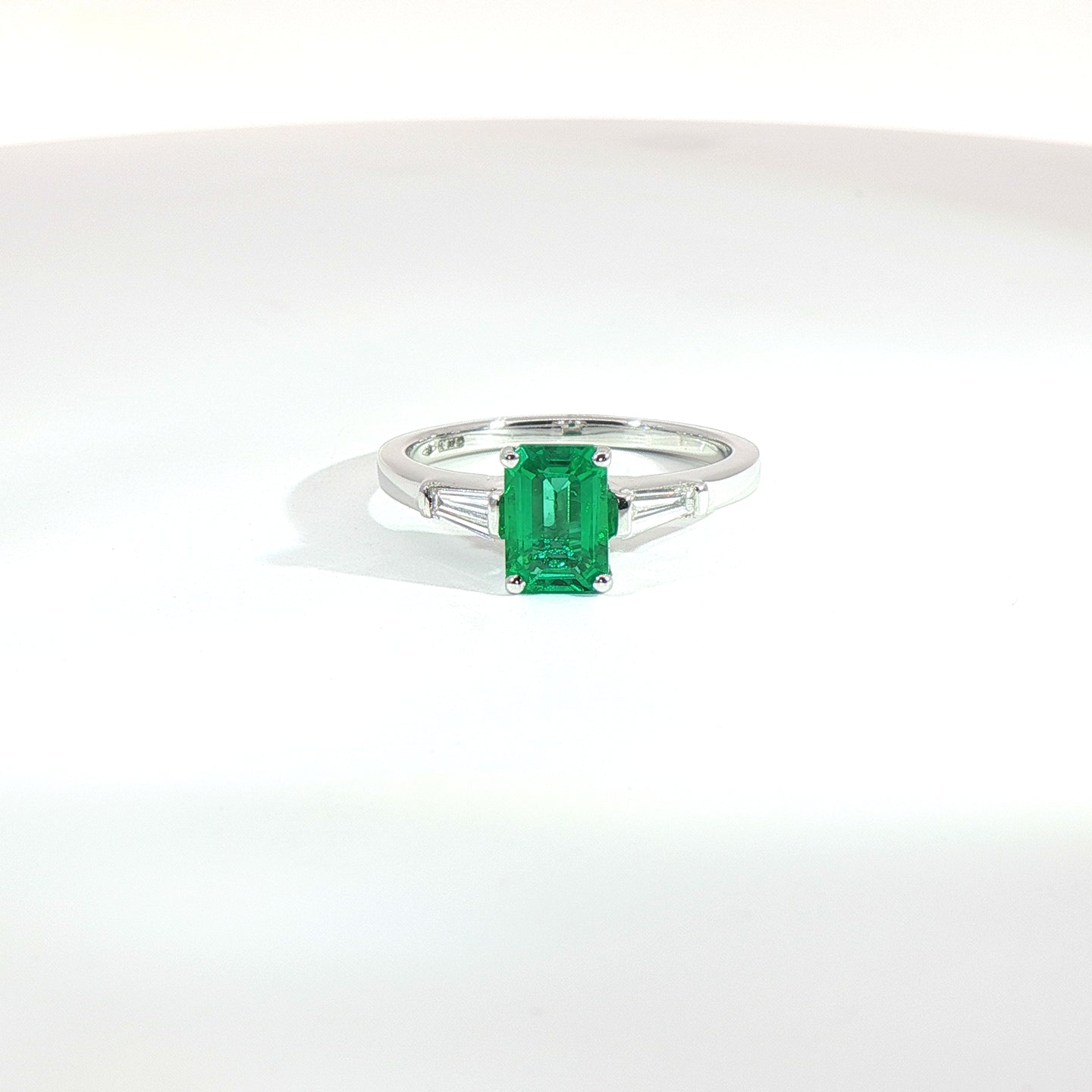 Anello in oro bianco con smeraldo Lab-Grown taglio smeraldo e diamanti Lab-Grown taglio taper.