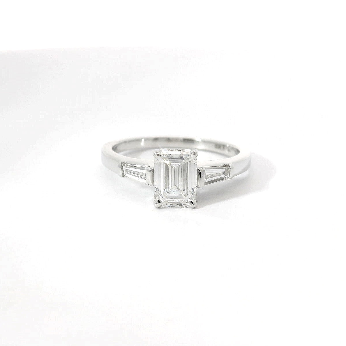 Anello in oro bianco con diamanti Lab-Grown taglio smeraldo e taper, 1,31 carati.