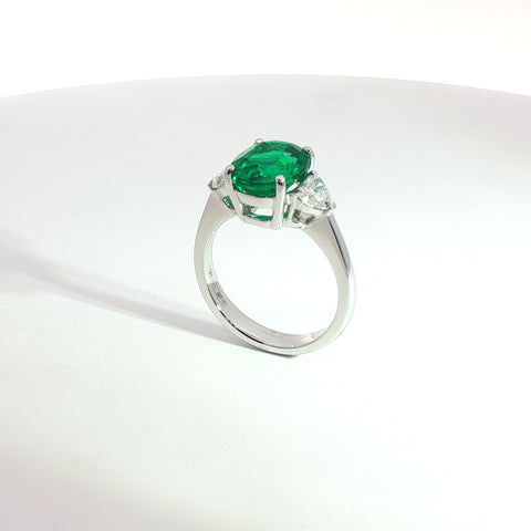 Anello in oro bianco con smeraldo Lab-Grown taglio ovale e diamanti Lab-Grown taglio cuore.