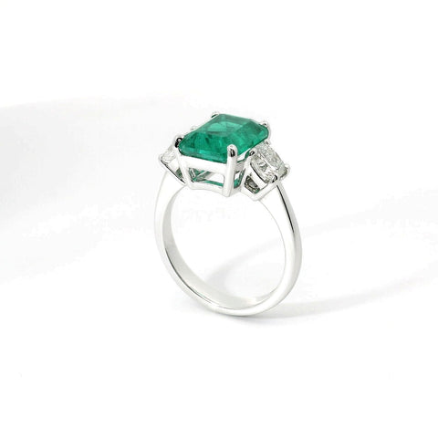 Anello in oro bianco con smeraldo Lab-Grown e diamanti Lab-Grown taglio cuscino.