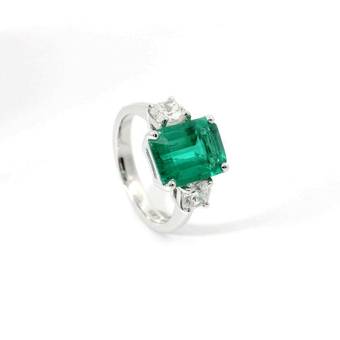 Anello in oro bianco con smeraldo Lab-Grown e diamanti Lab-Grown taglio cuscino.