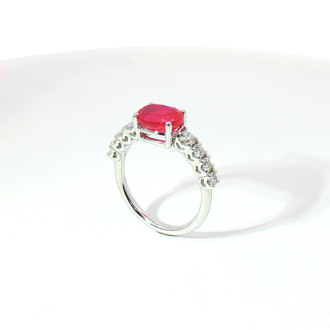 Anello in oro bianco con rubino Lab-Grown taglio ovale e diamanti Lab-Grown taglio brillante.