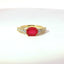 Anello in oro giallo con rubino Lab-Grown taglio ovale e diamanti Lab-Grown taglio brillante.