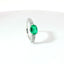 Anello in oro bianco con smeraldo Lab-Grown taglio ovale e diamanti Lab-Grown taglio brillante.