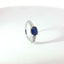 Anello in oro bianco con zaffiro Lab-Grown taglio ovale e diamanti Lab-Grown taglio brillate.