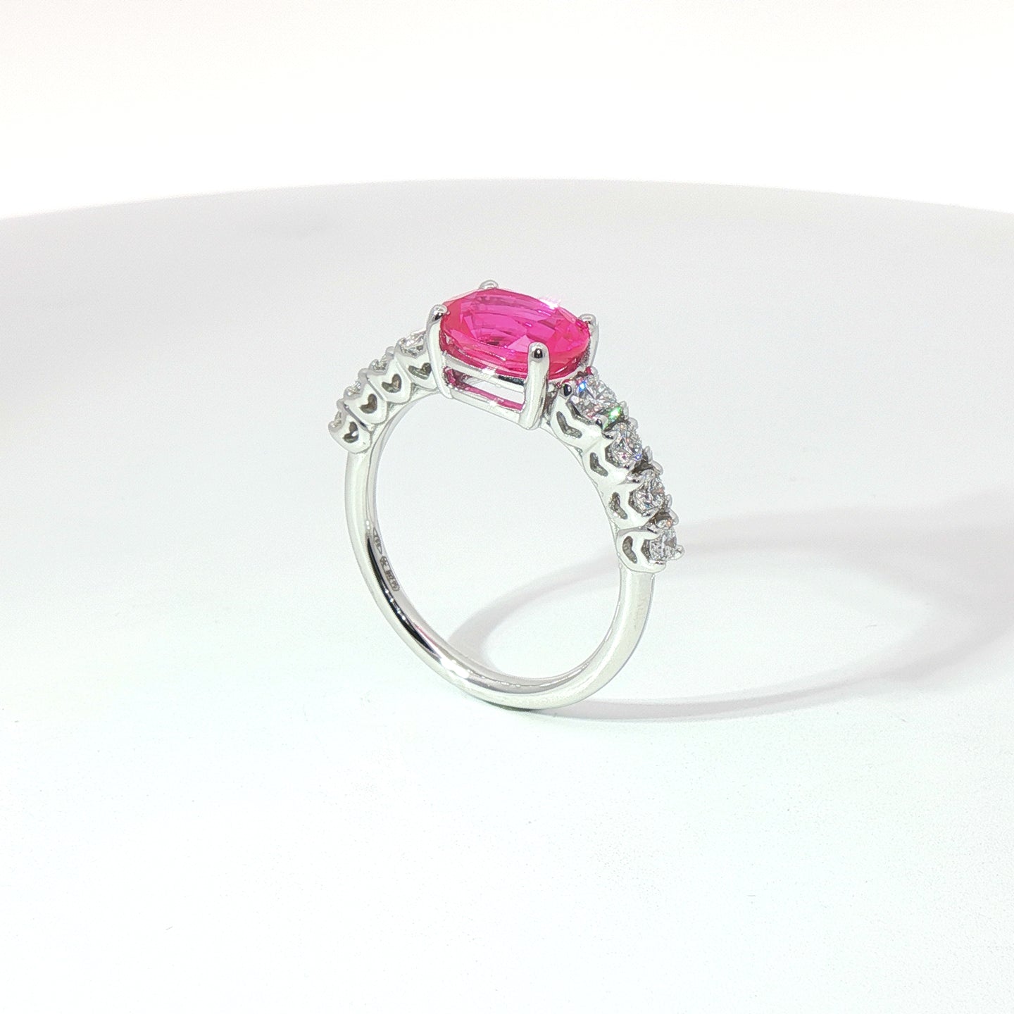 Anello in oro bianco con zaffiro rosa Lab-Grown taglio ovale e diamanti Lab-Grown taglio brillante.