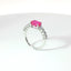 Anello in oro bianco con zaffiro rosa Lab-Grown taglio ovale e diamanti Lab-Grown taglio brillante.